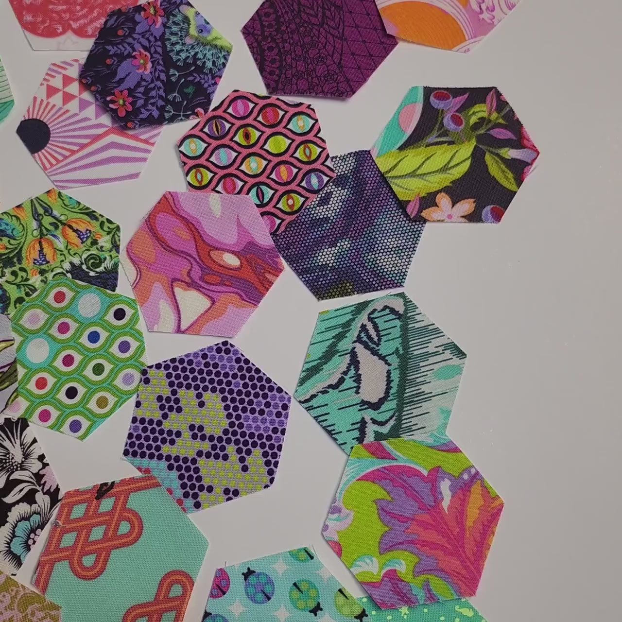 EPP kit Tula Pink Mix 1 Hexies: 42 Precut 1-inch hexagons + Paper Templates